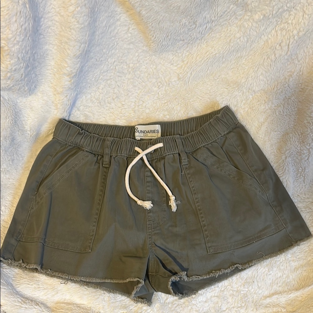 NWOT CARGO SHORTS SIZE MEDIUM 8/10